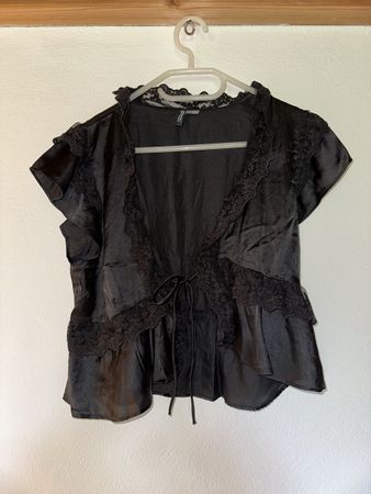 Schwarze Bluse mit Spitze