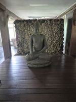 Buddha Statue aus Stein sitzend in gutem Zustand gross