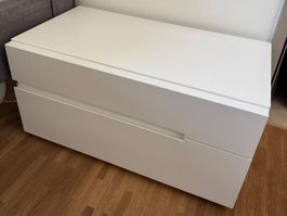 Nachttisch mit zwei Schubladen