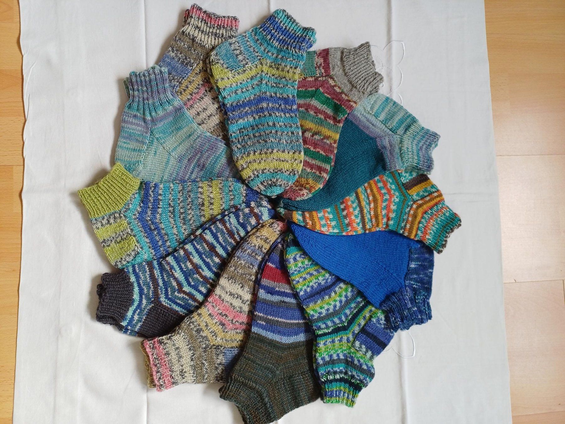 Calze: Selbstgestrickte Sneaker-Socken, Grösse 37/38, 3 Paar – Usato da Sisikon venduto da slaronix