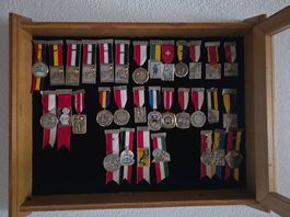 Sammlung Auszeichnungen Medaillen in Vitrine Holz guter Z...