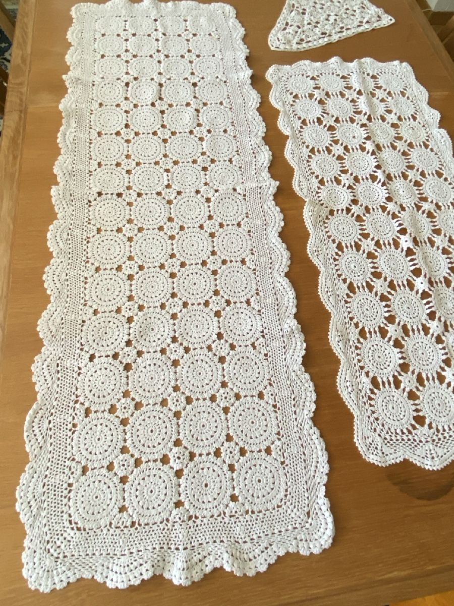 Autre linge de table: 2 Häkeldecken Tischläufer 3 Deckchen Konvolut – D'occasion à Flawil par sonnengeist 6