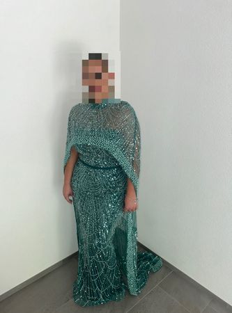 Wunderschönes, smaragdgrünes Galakleid mit Cape, Grösse 42