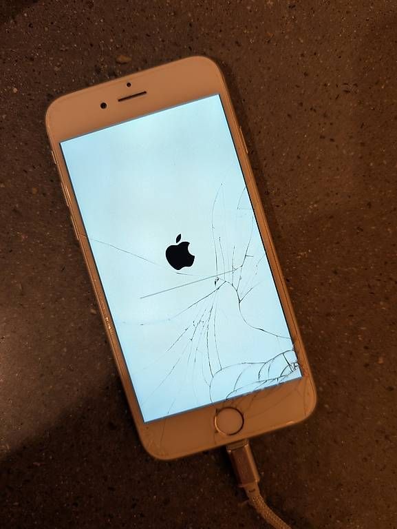 Handys / Smartphones: iPhone 6 mit Glasbruch – Gebraucht aus Oetwil an der Limmat von mokkinger