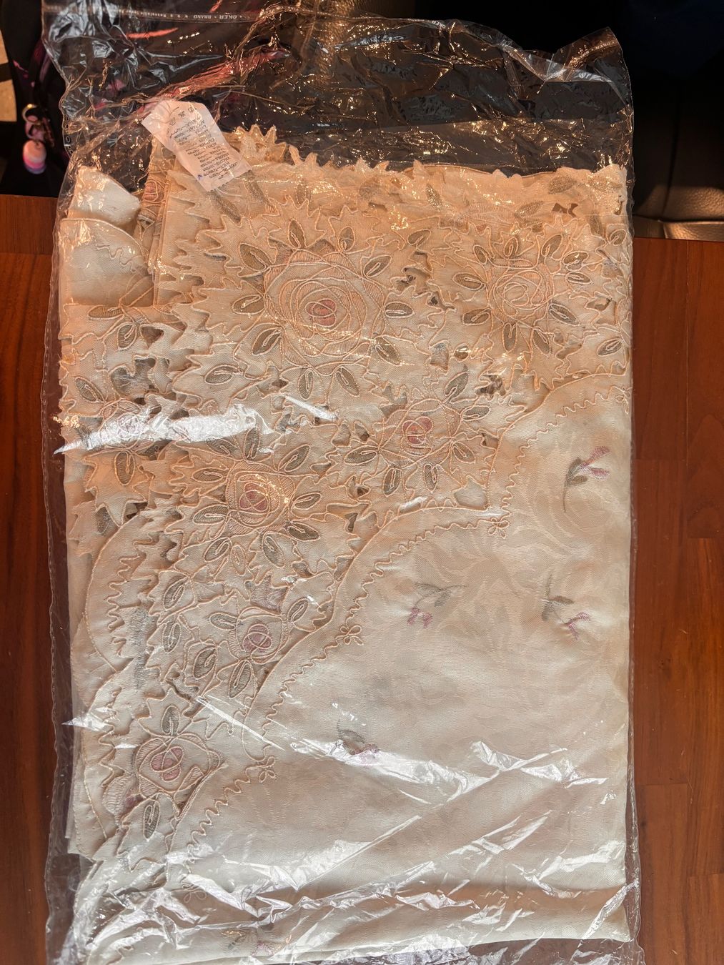 Altra biancheria da tavola: Tischdecke beigefarben mit Blumenmuster gebraucht – Nuovo (secondo la descrizione) da Zürich venduto da eng_v9x6 1