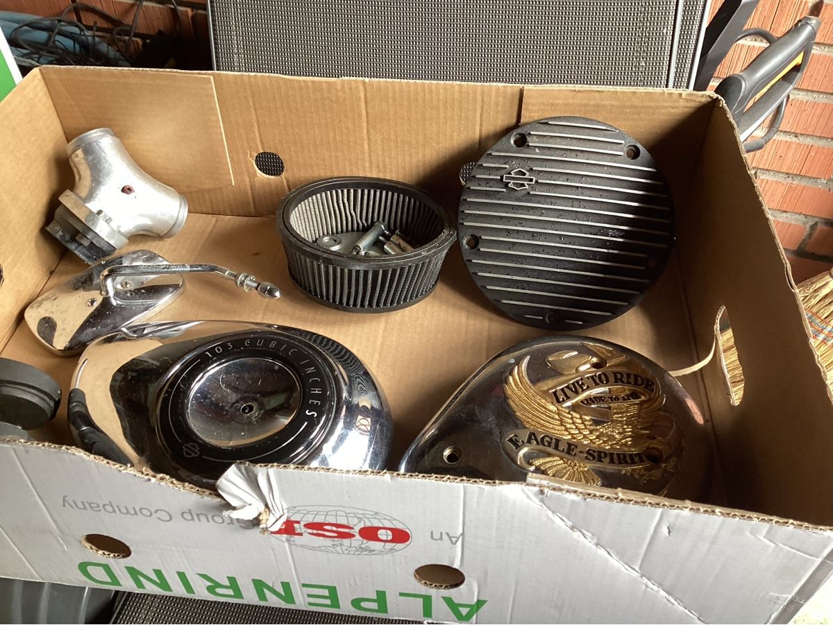 Harley-Davidson Tutti i ricambio per moto: 1 Karton gebrauchter Harley teille – Usato da Flims Dorf venduto da Actrosmb
