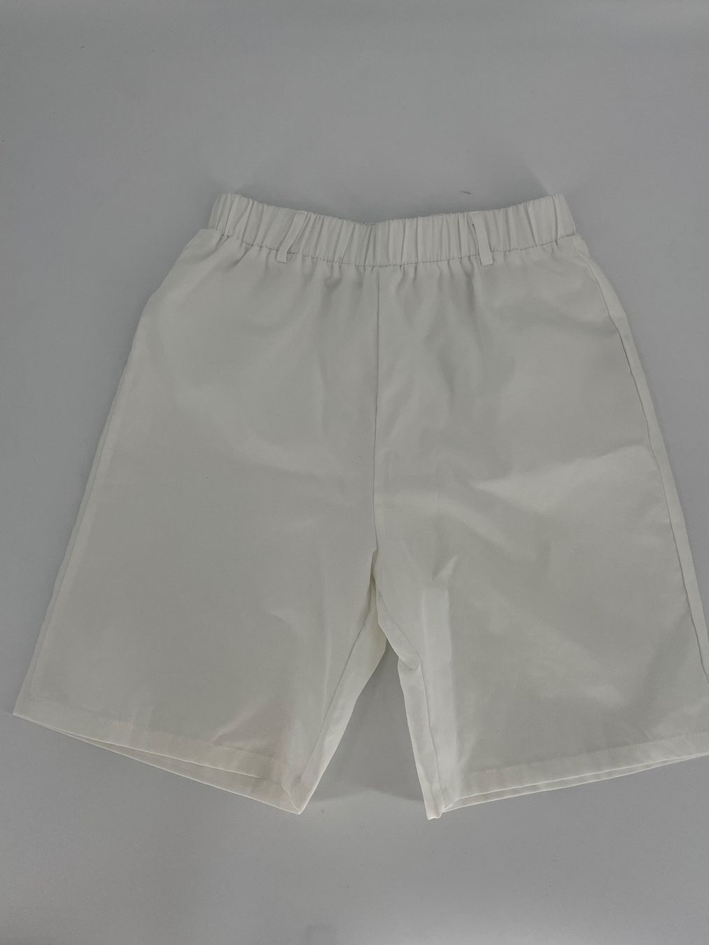 Pantalons: Weisse Shorts Gr. 134/140 – D'occasion à Auenstein par moin.