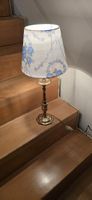 Vintage Tischlampe mit blauem Rosenmuster Lampenschirm