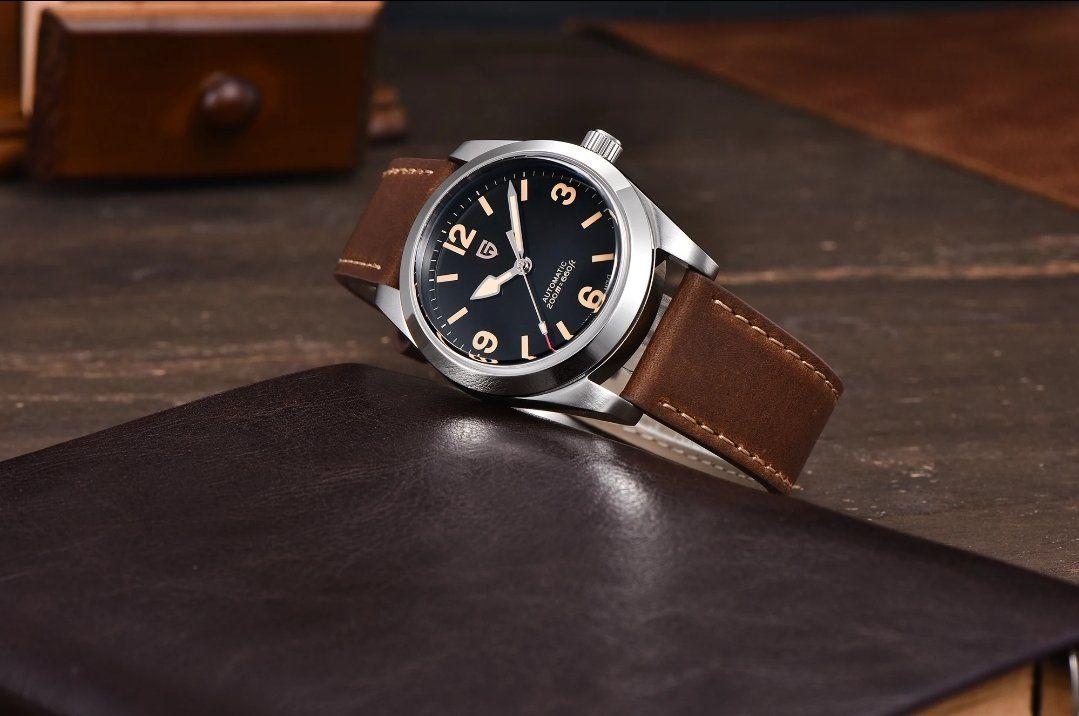Pagani Design Orologi: Pagani Design Automatik Herrenuhren V2 – Nuovo e nell'imballaggio originale da Suhr venduto da ChronixChronometer 1