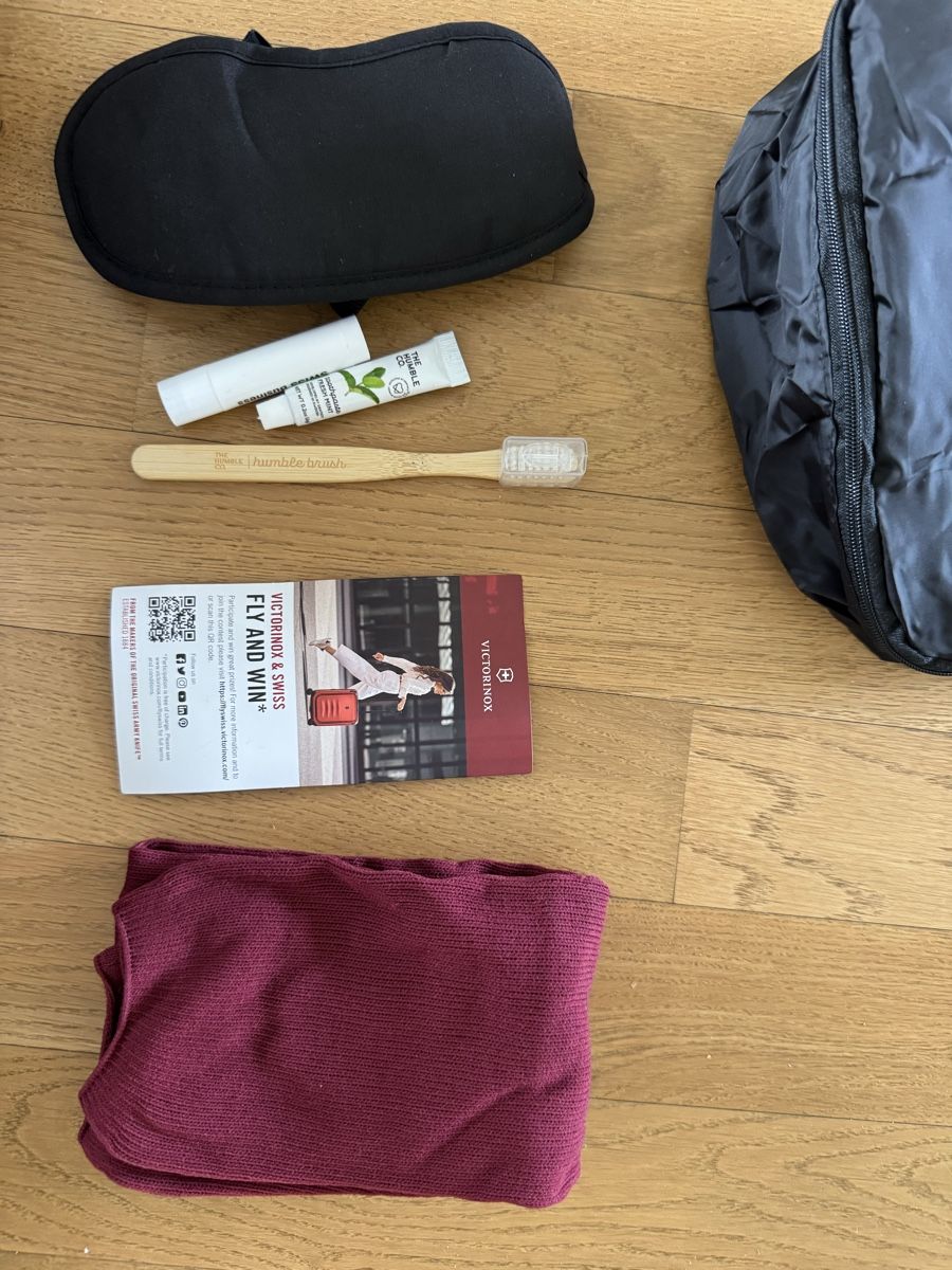 Custodie per cosmetici: Swiss Business Class Amenity Kit – Nuovo e nell'imballaggio originale da Altendorf venduto da wqv_97 2