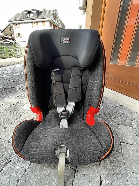 Seggiolini per auto: Römer Britax Kindersitz 9-36Kg – Usato da Hitzkirch venduto da Peperoni690