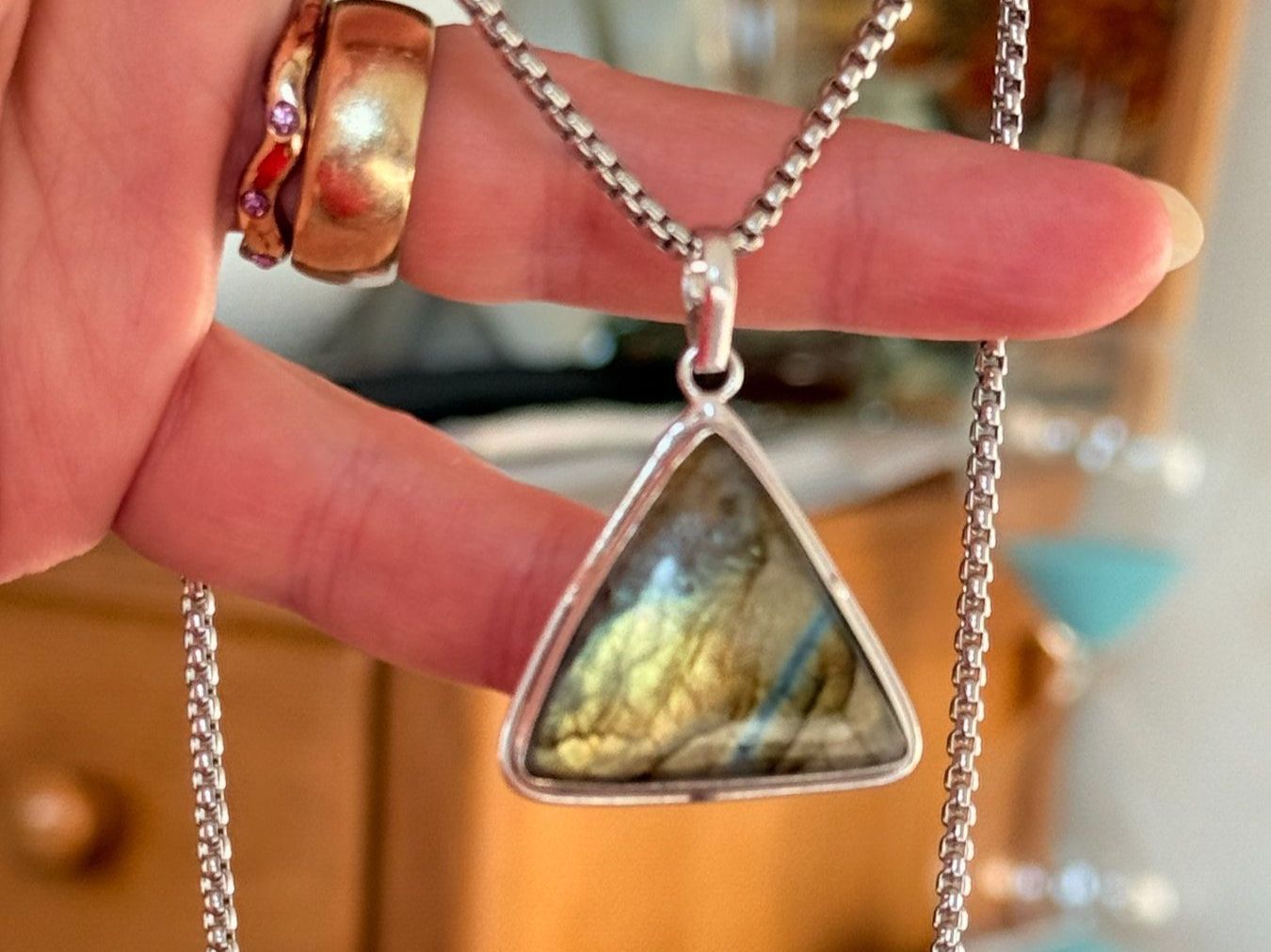 Ketten: Collier pendentif triangle Labradorite neuf! – Neu und originalverpackt aus Genève von AGBERG