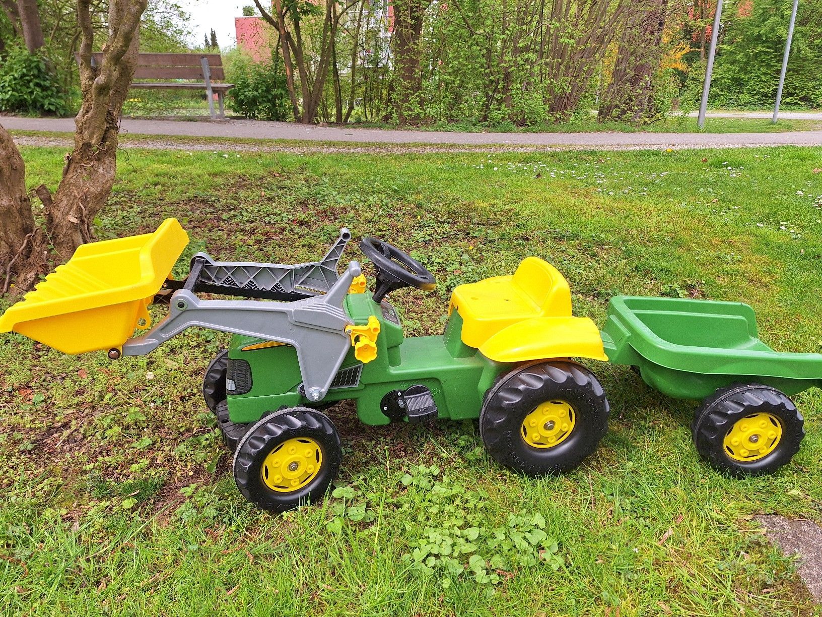 John Deere Fahrzeuge für Kinder: Trettraktor mit Anhänger – Gebraucht aus Dällikon von