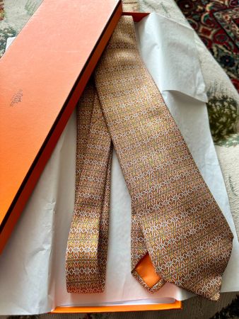 Neue Seidenkrawatte von Hermes in charakteristischem Orange