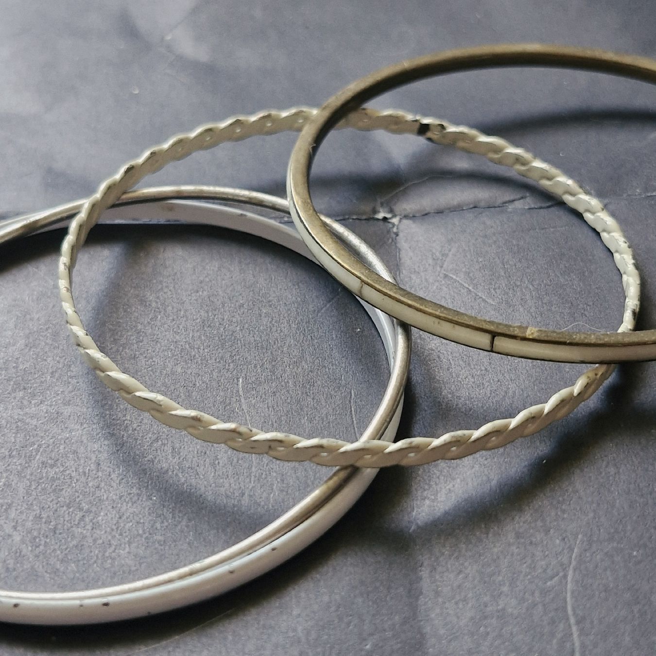 Autres bijoux: lot de bracelets blancs  – D'occasion à Neuchâtel par yas_zdb7 2