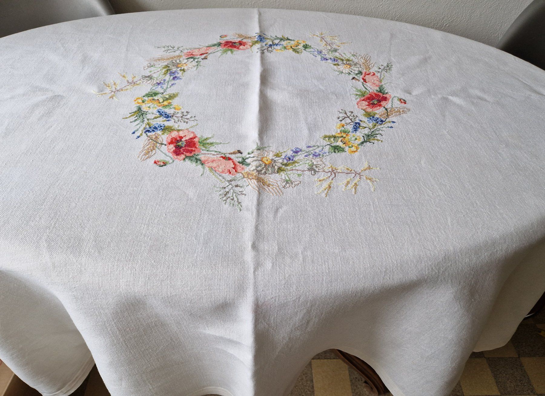 Altra biancheria da tavola: Handbestickte Tischdecke mit Mohnblumen 135x135cm. – Usato da Bern venduto da Antikbatik 2