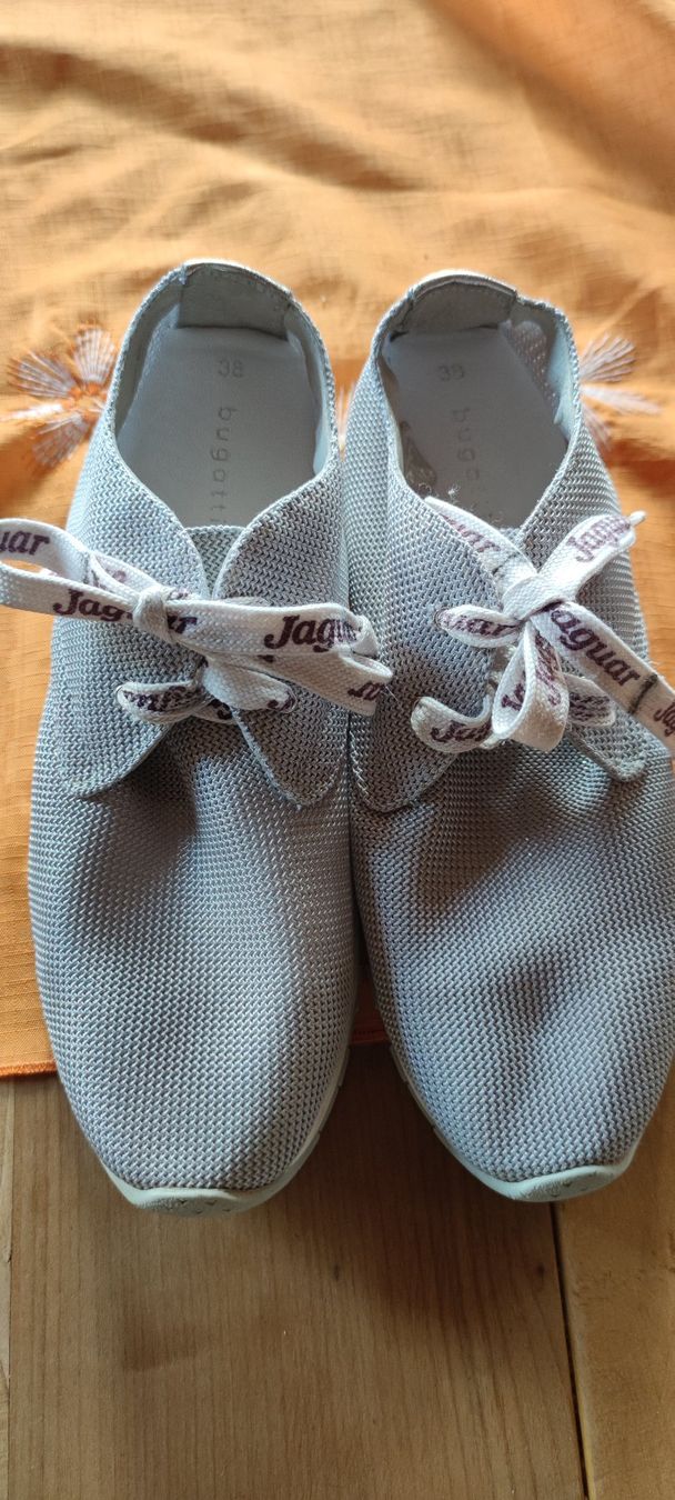 Bugatti Scarpe da donna: Damenschuhe Sneakers Bugatti  gr. 38 – Usato da Schweizersholz venduto da fuchs06