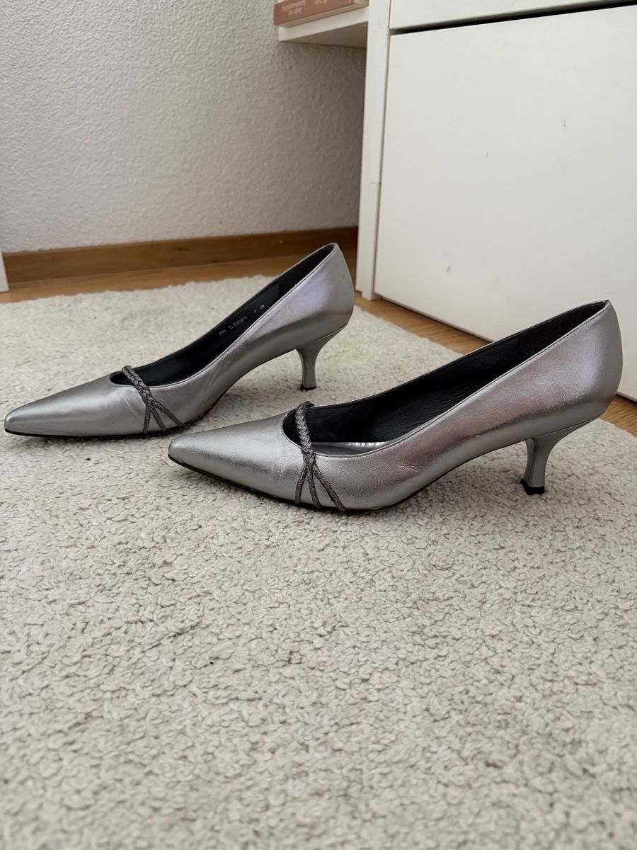 Stuart Weitzman Scarpe da donna: Stuart Weitzman Pumps: Metallic Silber/ Leder/ Kitten Heels  – Usato da Rotkreuz venduto da mes_ghs8 1