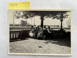 Historische Fotografie Gruppe von Personen auf Bank
