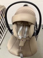 Babyschale Cloud G almond beige inkl. Isofix Station Auto