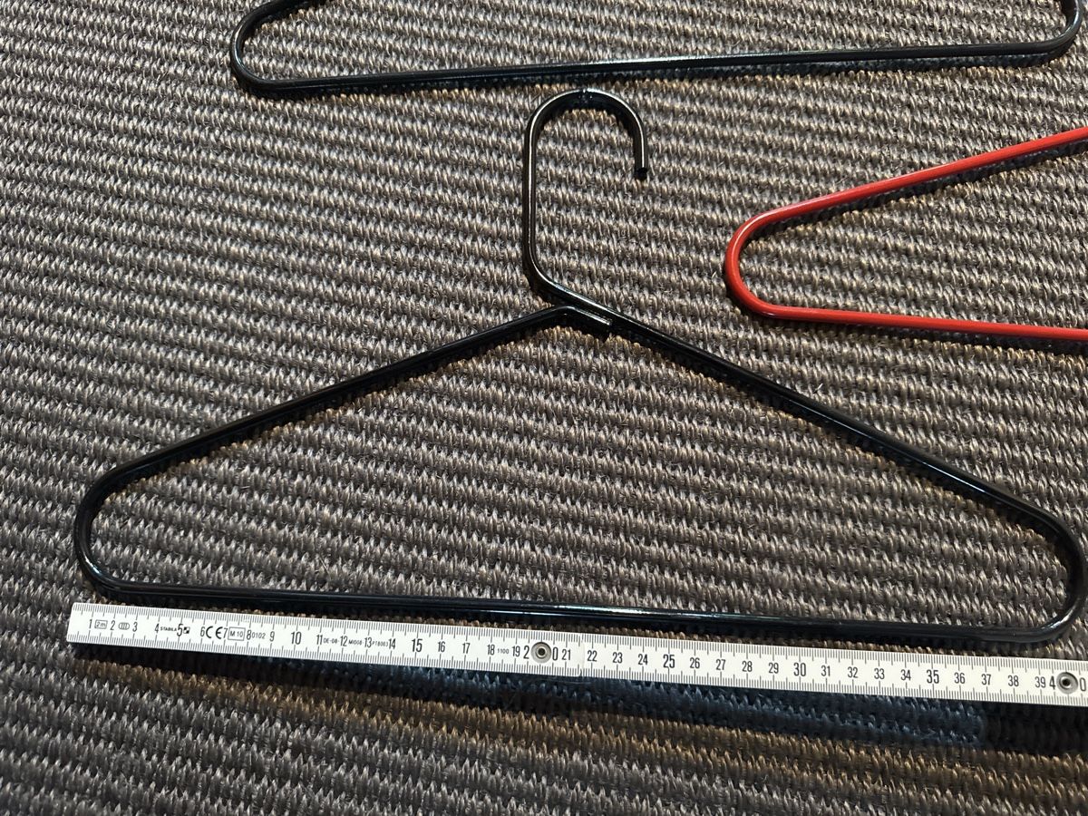 Appendiabiti: 8 Designer Kleiderbügel Metall – Usato da Cham venduto da matap1 2