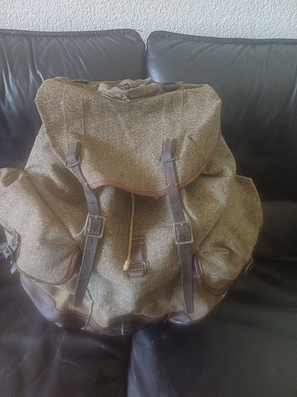 Armée suisse Sacs à dos: Alter Gebirgsrucksack der Schweizer Armee – D'occasion à Ebersecken par Napf08