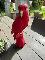Papageifigur rot