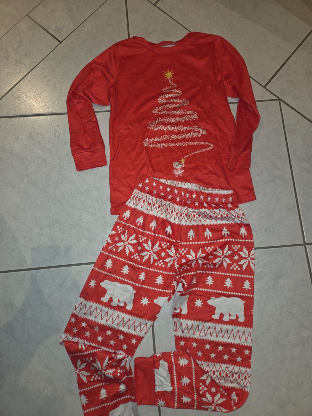 Pyjamas: Pyjama Set rot mit Weihnachtsmuster gebraucht – Gebraucht aus Gelterkinden von Cel07