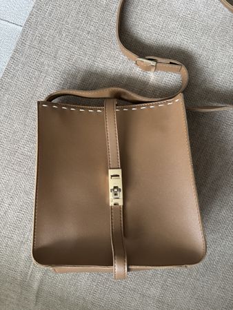 Sac à bandoulière élégant, couleur camel, parfait état!