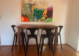 Table haute en bois massif et 2 chaises noirs 🌳