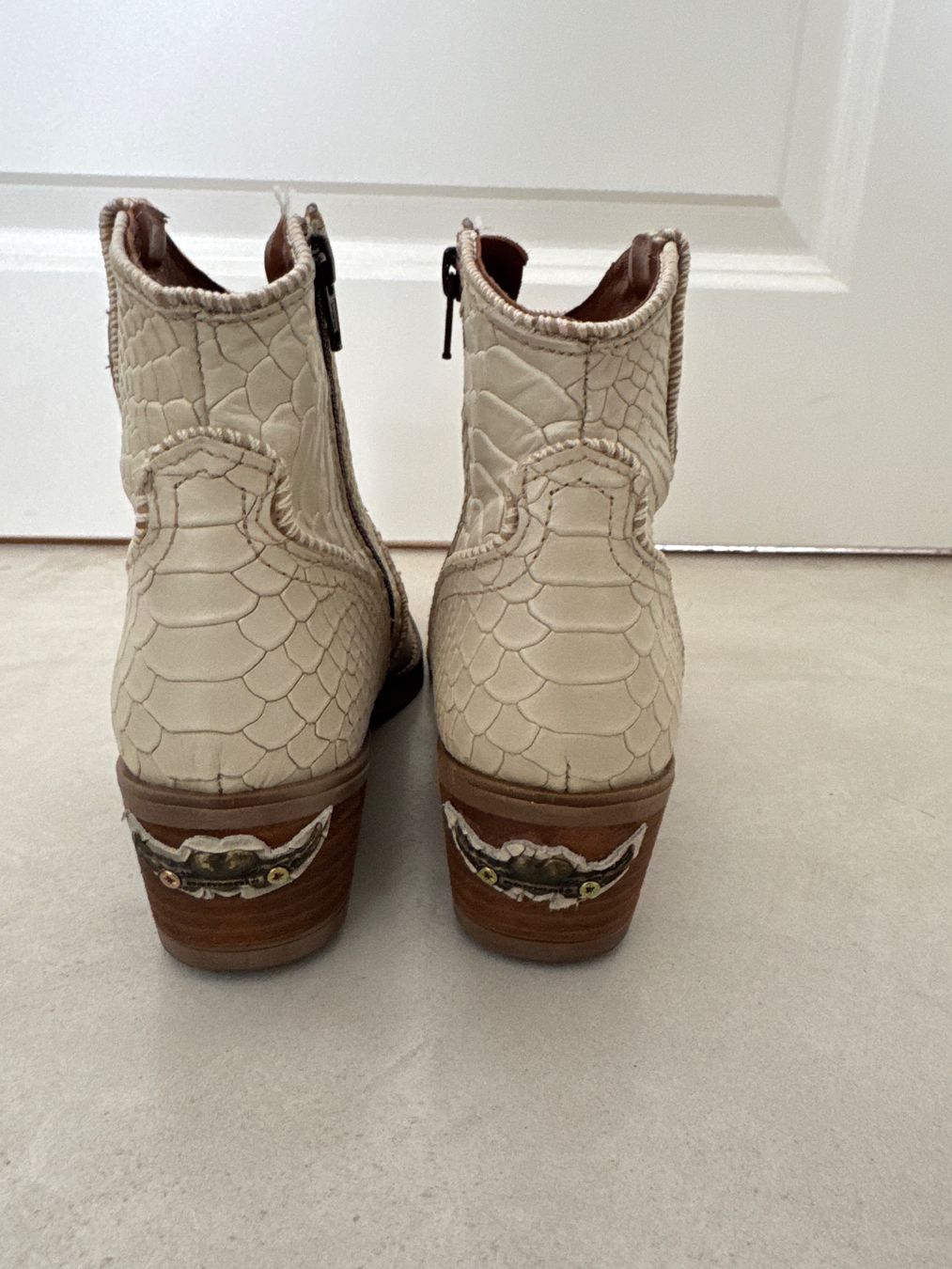 Damenschuhe: Belles bottines en cuir crème Nemonic – Gebraucht aus giffers von sev_c9x9 3