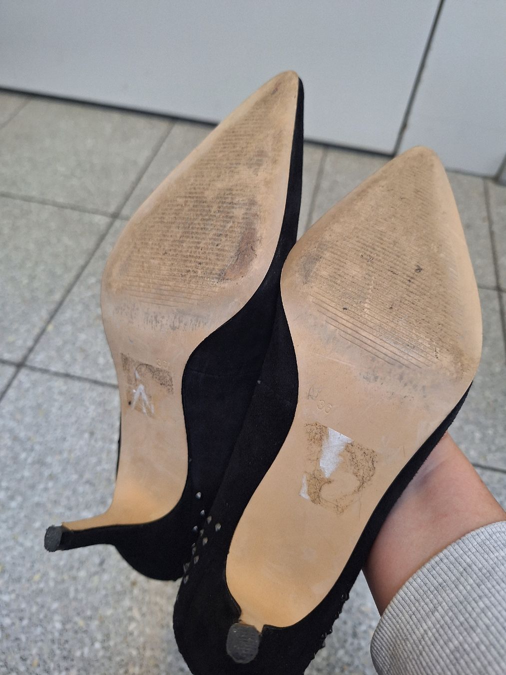 Scarpe da donna: Black Suede Pumps with Studs, Size 36 - like new – Usato da Brugg AG venduto da ahauserd 2