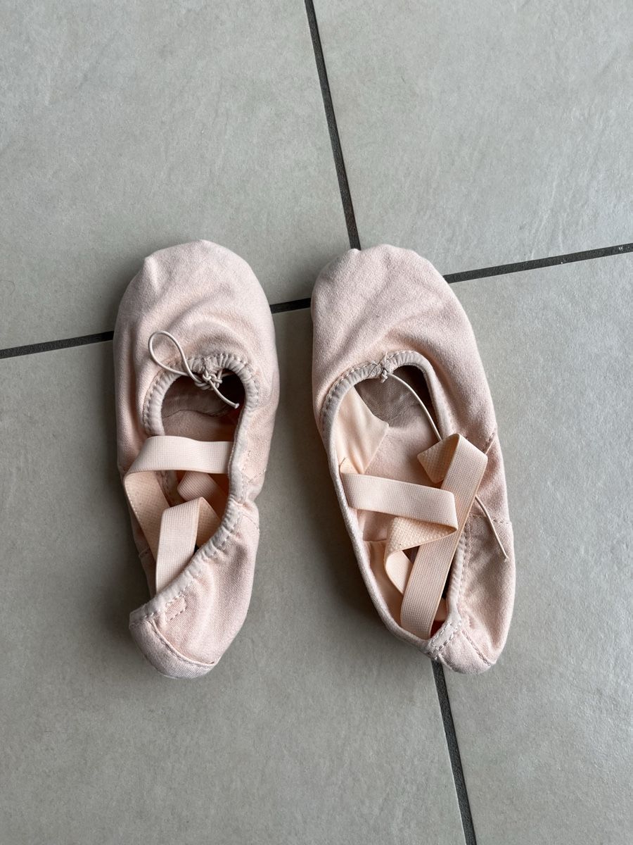 Decathlon Scarpe per ragazze: Rosa Ballettschuhe. Gr 30-31 – Usato da Vaglio venduto da Irukaijiu
