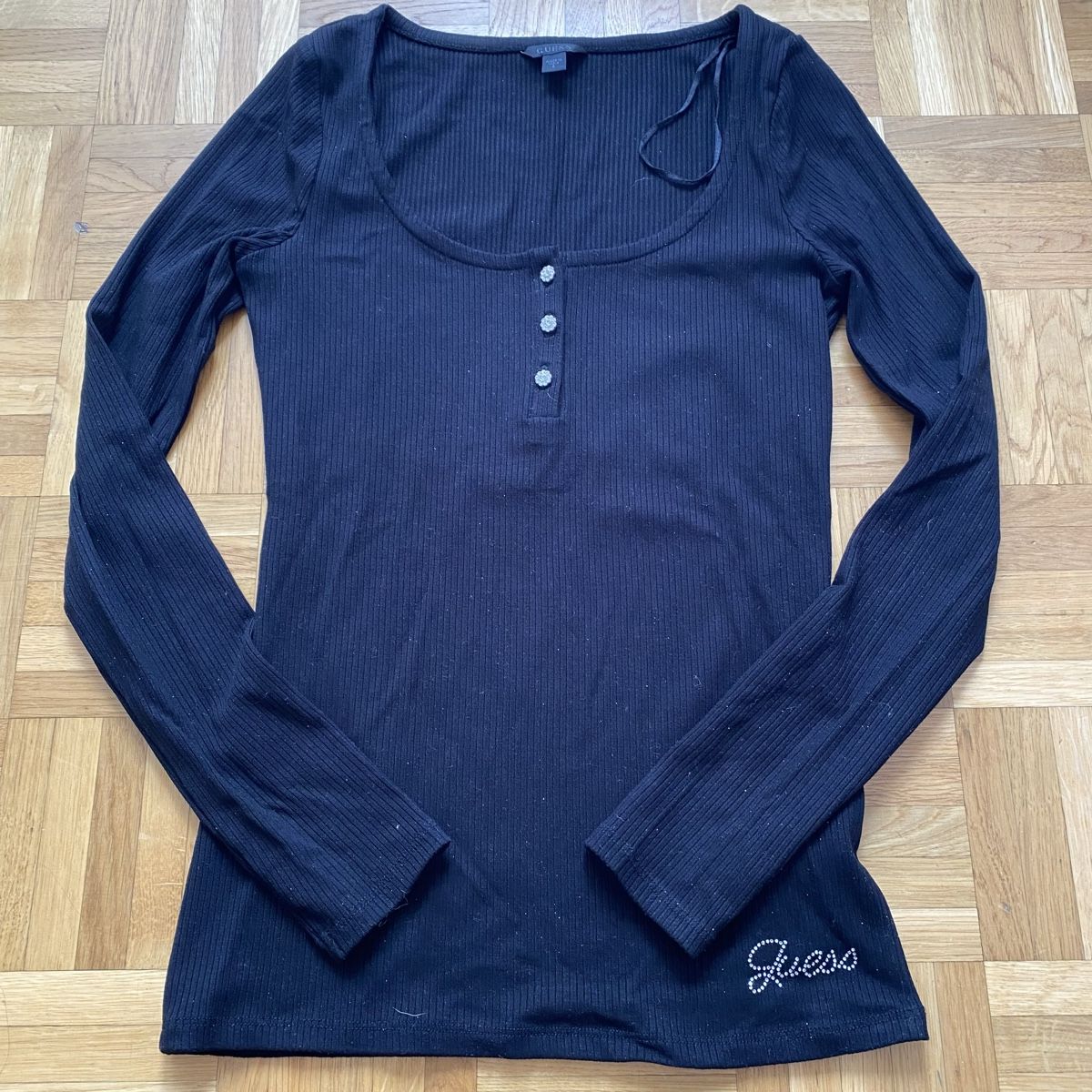 Guess Tops: GUESS Henley Sparkle Oberteil Pull mit Strass – Neu (gemäss Beschreibung) aus Givisiez von dor_xb9k 5