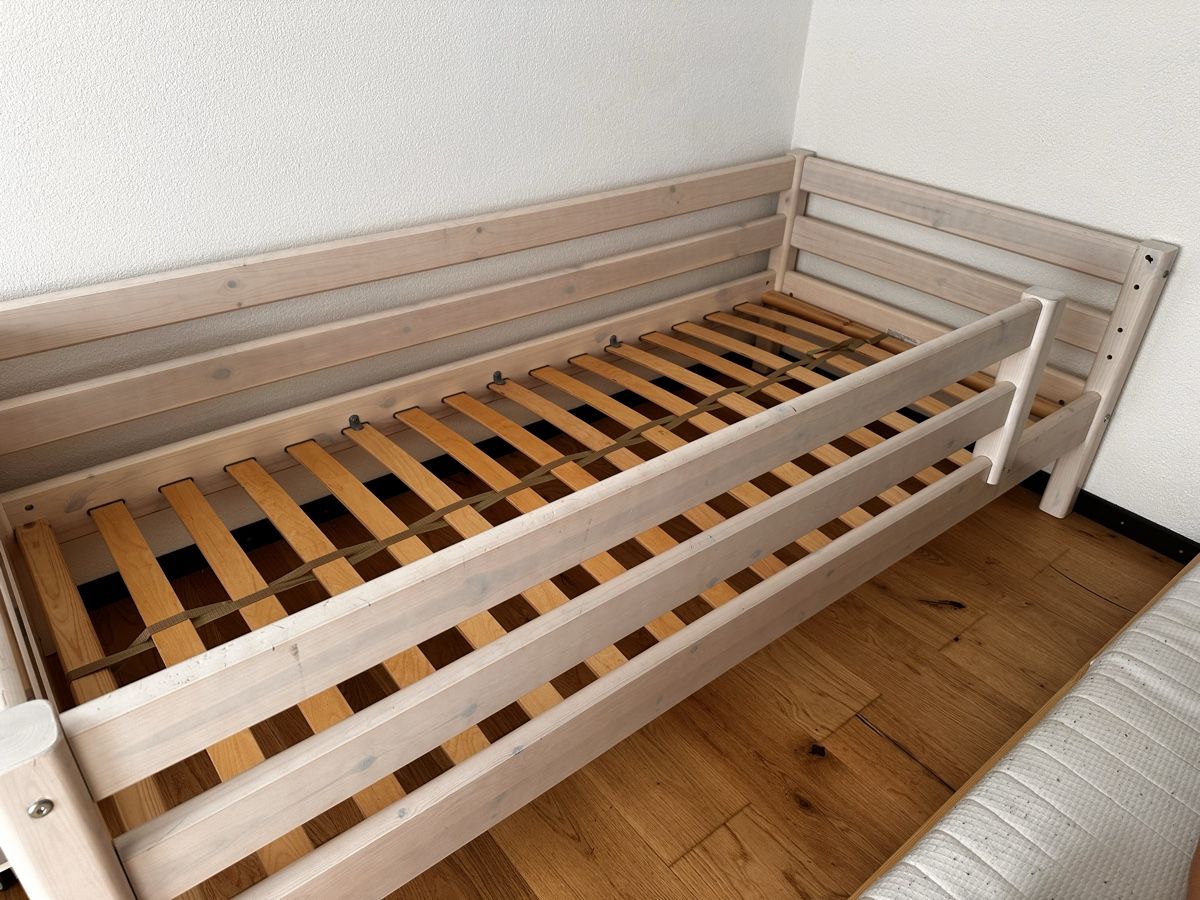 Letti: Flexa Kinderbett mit Rausfallschutz und Bettschublade – Usato da Bischofszell venduto da Frigo04