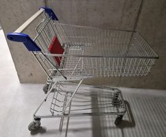 Einkaufswagen mit Kindersitz in der grossen Ausführung.
