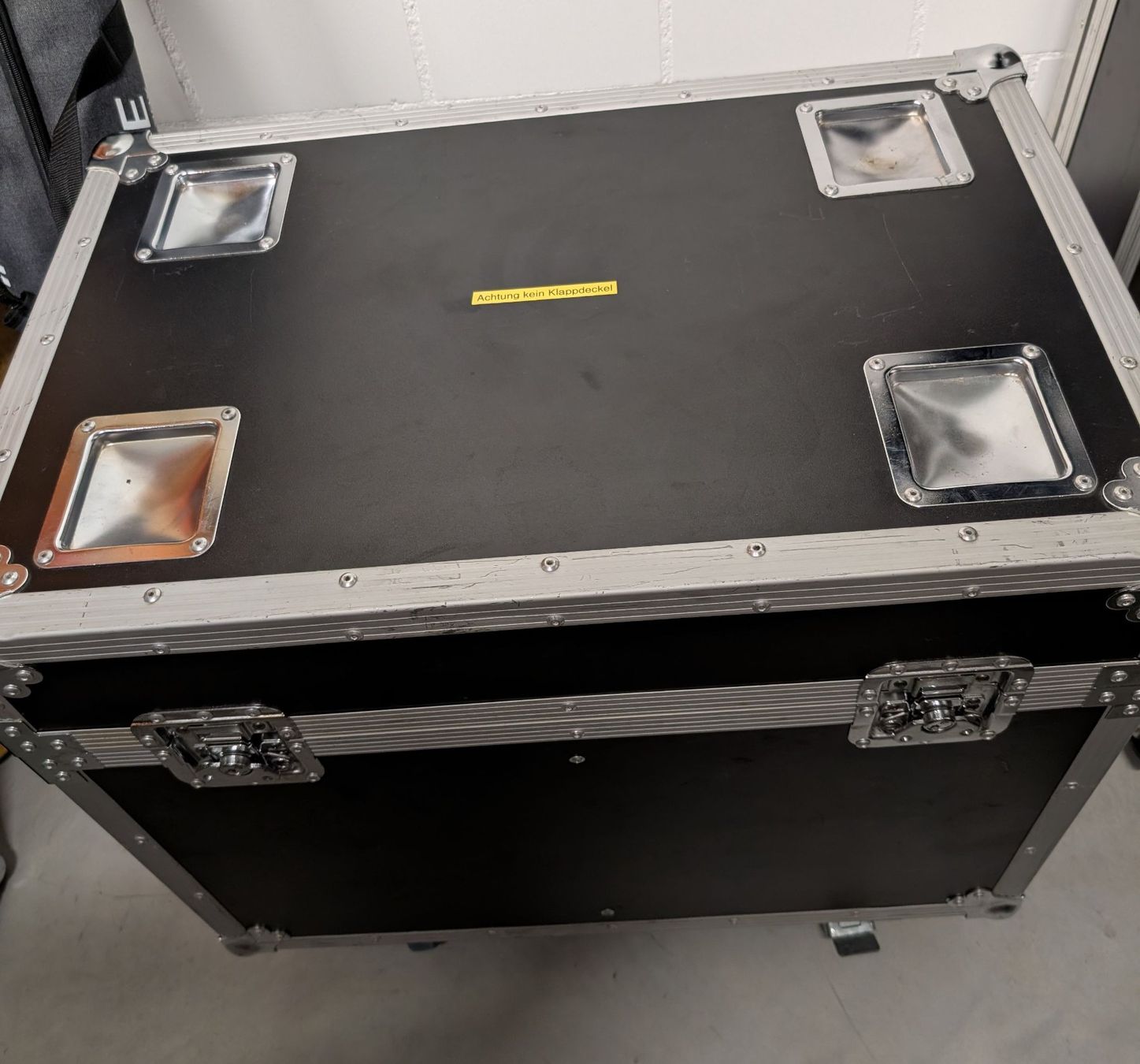 Showtec Lampade: 2 Stk. Showtec Phantom 250 Spot Movinghead (incl. Case) – Usato da Leutwil venduto da Rcmluepu 3