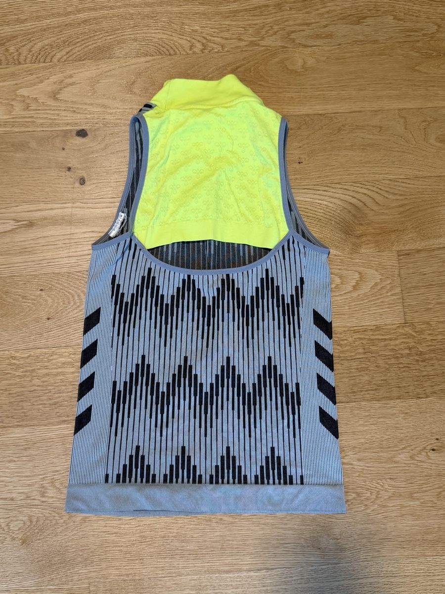 Hummel Tops: HUMMEL SPORTTOP MIT ZICKZACK-MUSTER – D'occasion à Zürich par dbu_s8p2 3