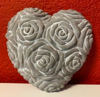 Rosenherz aus Beton , Gartendeko