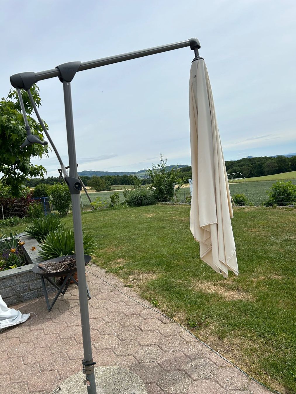 Glatz Ombrelloni: Sonnenschirm mit Sockel (Glatz) – Usato da Lohn venduto da chip01 1
