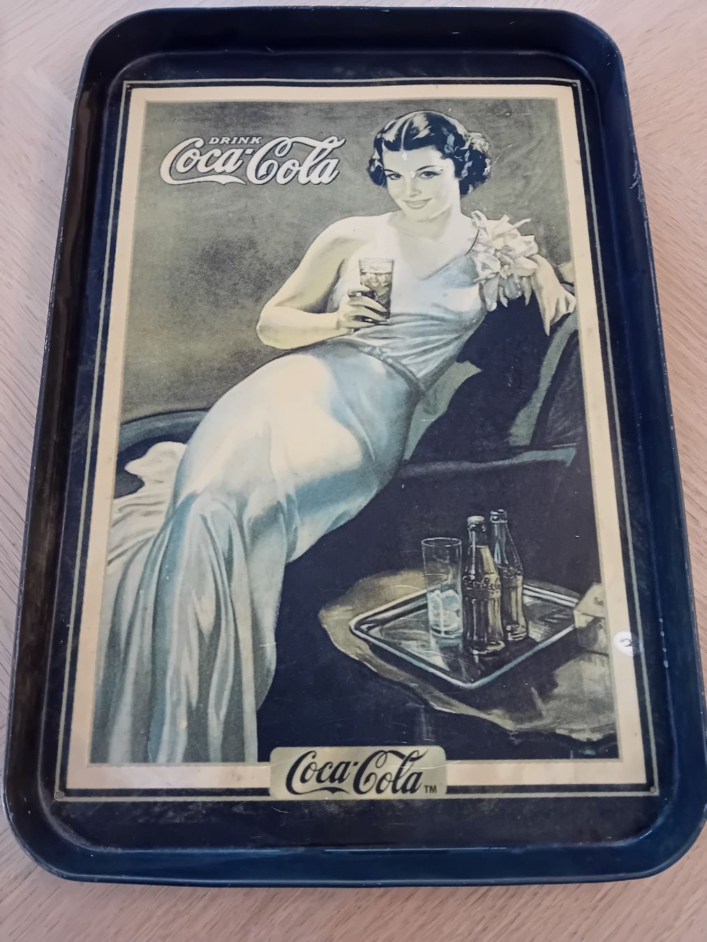 Coca-Cola Ecriteaux: Coca Cola Serviertablet / Blechschild – Défectueux à St. Urban par volvodreamer