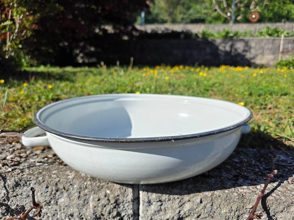 Ciotole: Emaille Schüssel/ Schale – Usato da Zuzgen venduto da KaffiiZ