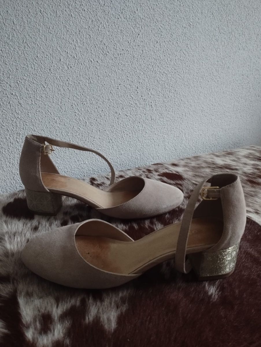 Scarpe da donna: Wildleder Pumps mit goldenem Absatz, Gr. 37 – Usato da Wilen b. Wollerau venduto da ctr_77m7