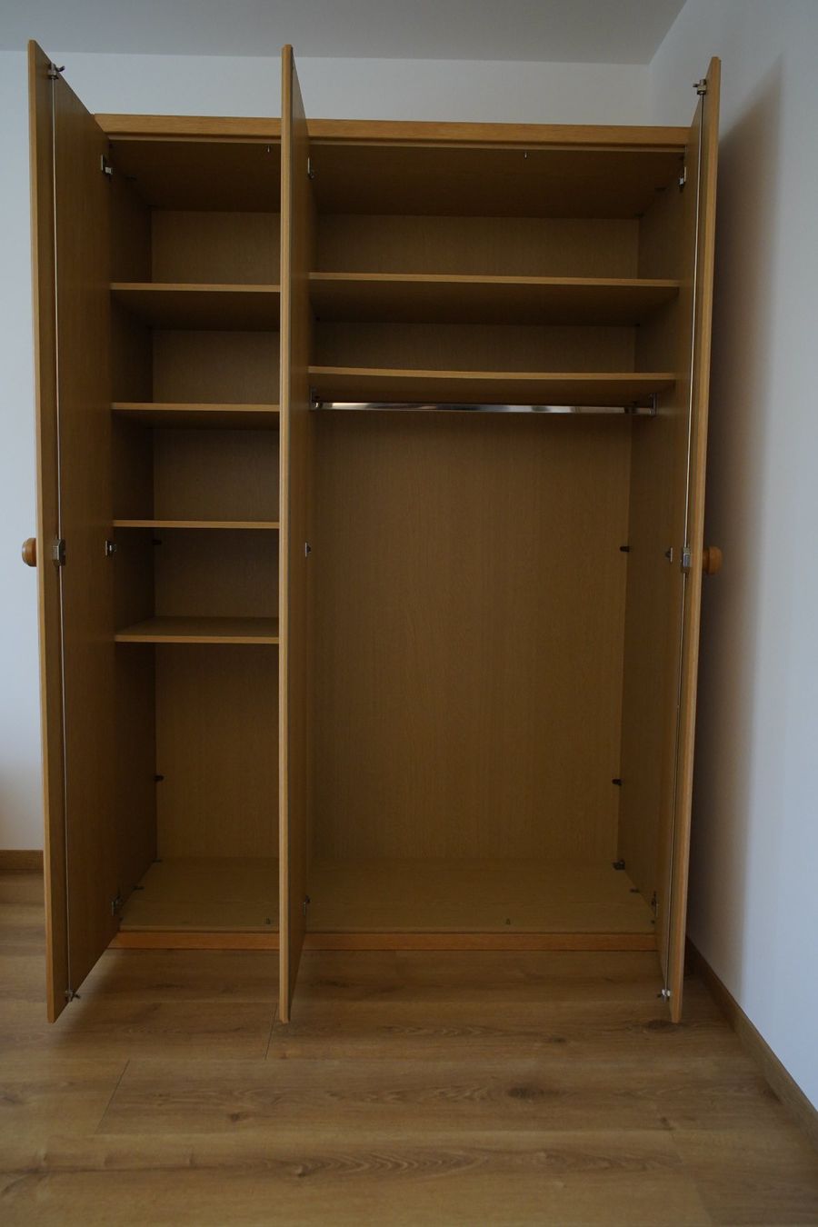 Armoires: Kleiderschrank vom Schreiner – D'occasion à Uster par akkusation 1