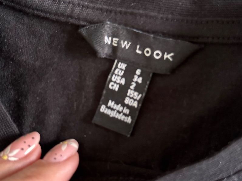 New Look T-shirt: Basic Shirt Schwarz von New Look Gr. 34 – Usato da Rothrist venduto da Fondgruebe 1