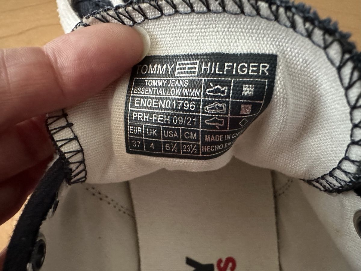 Tommy Hilfiger Scarpe da uomo: Tommy Hilfiger Jeans Essential Sneaker, Grösse 37 – Usato da Flawil venduto da savoypremium 2