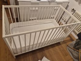 Kinderbett weiss mit AeroSleep Matratzenauflage, Zubehör