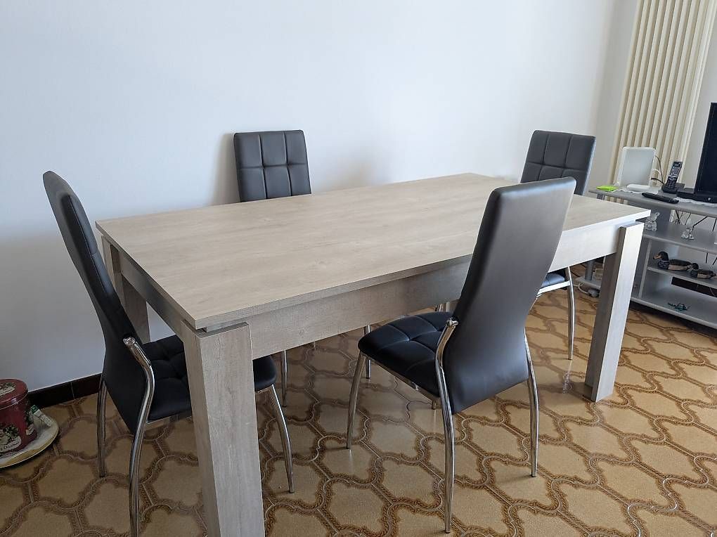 Tavoli: Tavolo da pranzo con 4 sedie  – Usato da Ligornetto venduto da PoGabriella