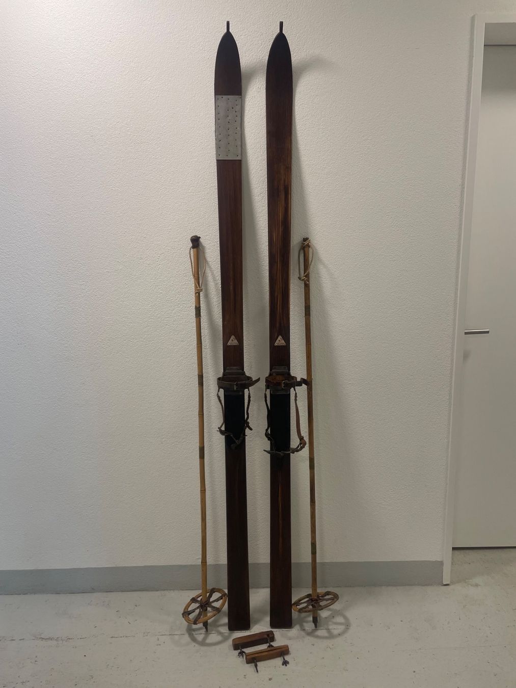 Skis: Ski, ca. 100jährige Ski mit Lederbindung und Stöcken – D'occasion à Menziken par fiat-500