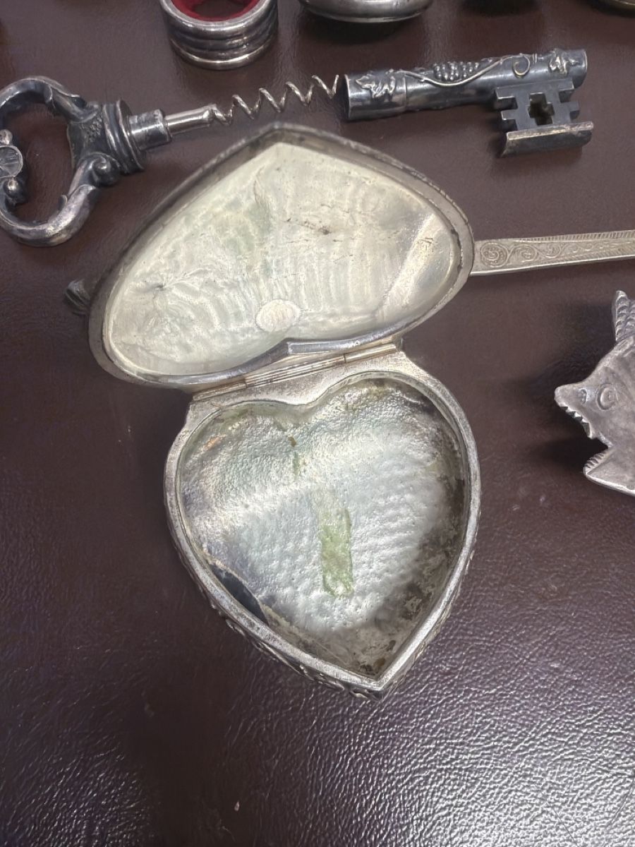 Tutte le decorazioni: Lot de divers objets – Usato da Bôle venduto da K200C 8